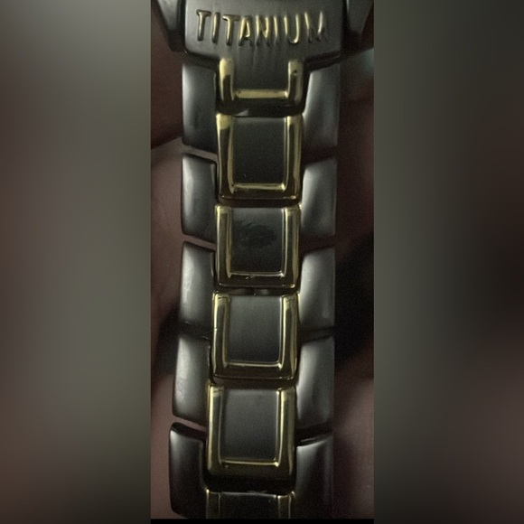 PreOwned  Vintage Antique Citizen Titanium Quartz With Invicta Original Box . - Picture 4 of 11